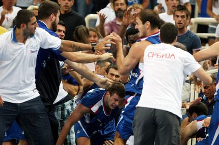 Ελλάδα – Σερβία: Όταν το ΟΑΚΑ μετατράπηκε σε ρινγκ (VIDEO+PHOTOS)