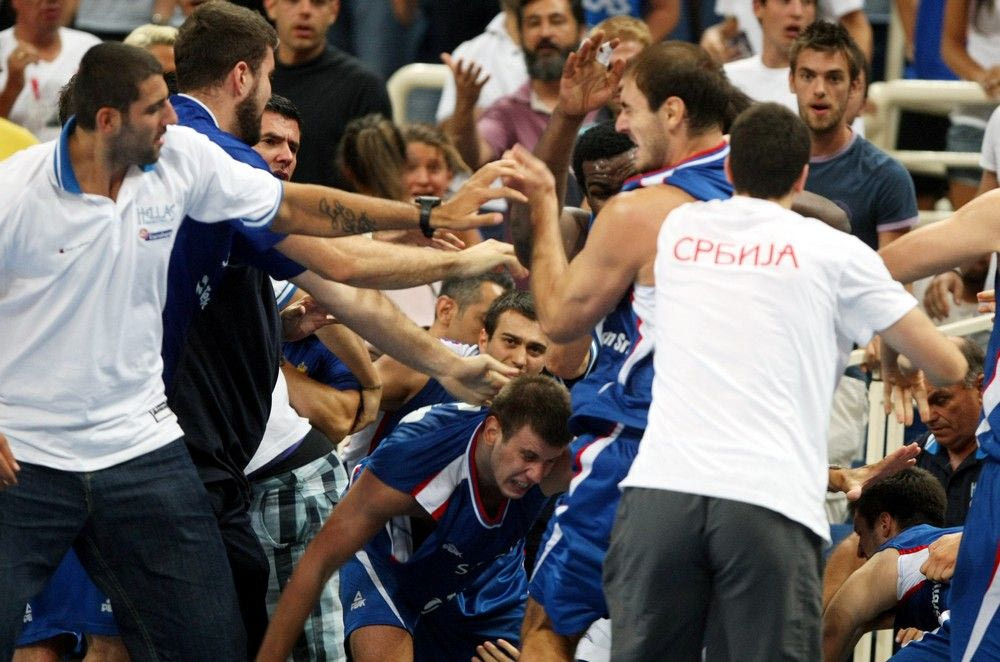 Ελλάδα – Σερβία: Όταν το ΟΑΚΑ μετατράπηκε σε ρινγκ (VIDEO+PHOTOS)