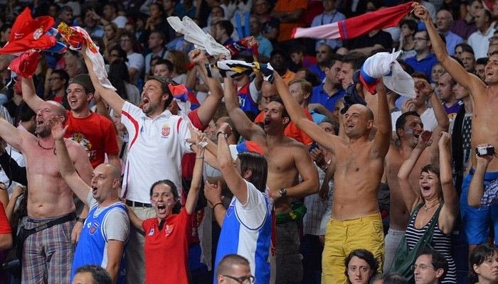 Θριαμβευτές οι Σέρβοι στην εξέδρα