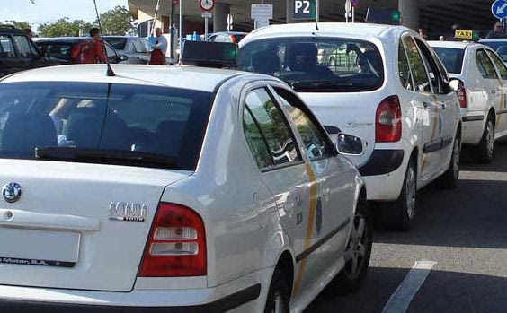 Tαξιτζής εναντίον όλων στη Σεβίλλη