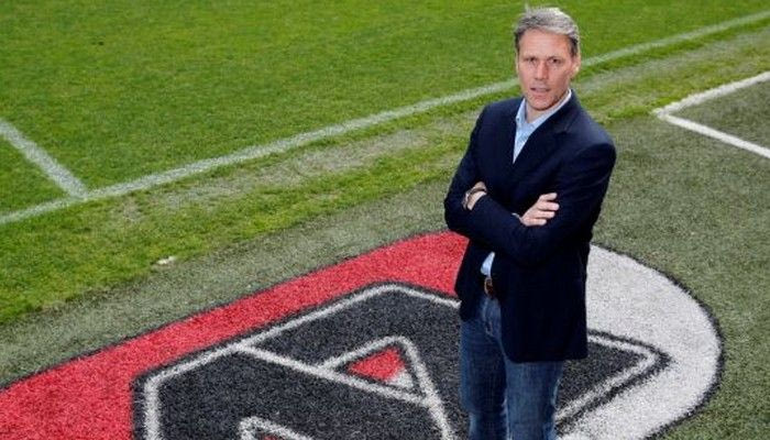 Θα συνεχίσει ως βοηθός ο Φαν Μπάστεν