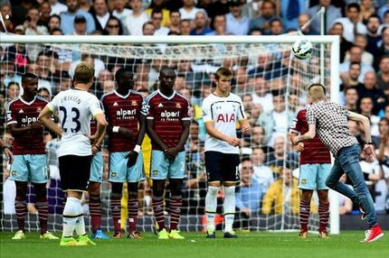 Τη γλίτωσε ο εισβολέας του Γουέστ Χαμ – Τότεναμ