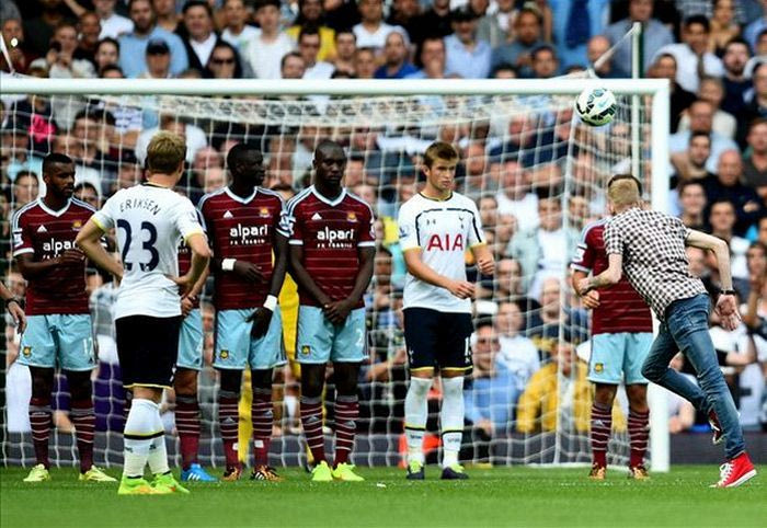 Τη γλίτωσε ο εισβολέας του Γουέστ Χαμ – Τότεναμ