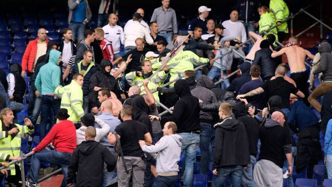 Ταραχές και συλλήψεις στο “Ντε Κάιπ” (VIDEO+PHOTOS)