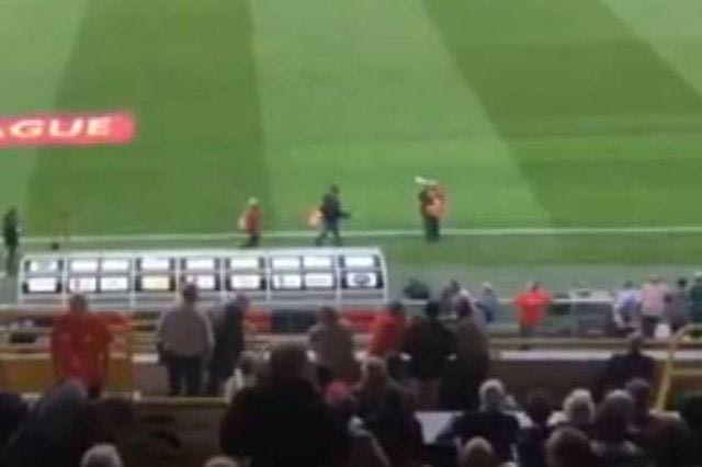 Η UEFA κατέβασε πανό του Ολυμπιακού (VIDEO)