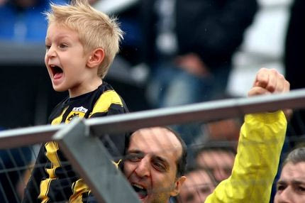 Από το γκαζόν στα κάγκελα της εξέδρας