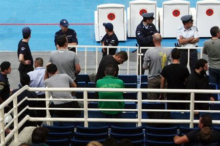 Αστυνομικοί στον πάγκο του Μπαρτζώκα (VIDEO)