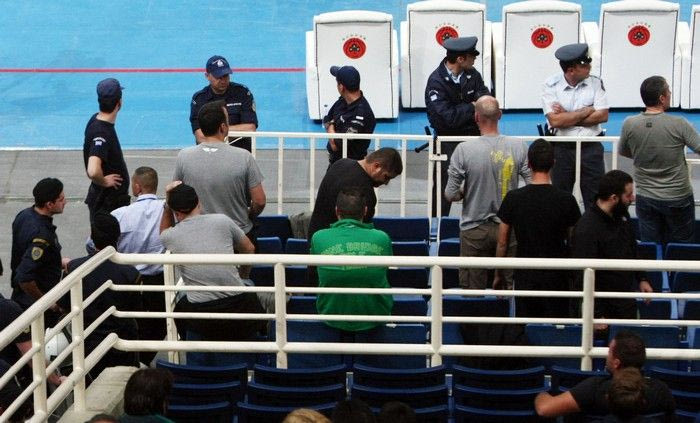 Αστυνομικοί στον πάγκο του Μπαρτζώκα (VIDEO)