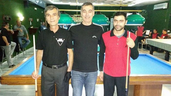 Ο Ηλίας Ατματσίδης διαιτητής σε αγώνα μπιλιάρδου