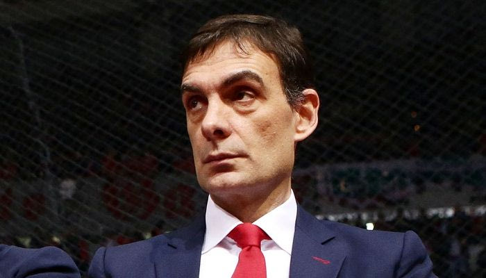 O Μπαρτζώκας, ο Γκάντι και τα… αυτοκόλλητα