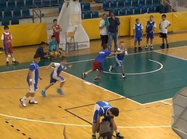 Μαγική ντρίμπλα από πιτσιρίκο σε 3Χ3 (VIDEO)