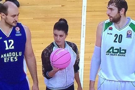 H καλλονή Μπερέν Σαάτ το τζάμπολ στο Εφές – Ούνιξ (VIDEO)