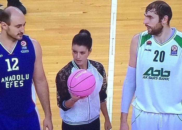 H καλλονή Μπερέν Σαάτ το τζάμπολ στο Εφές – Ούνιξ (VIDEO)