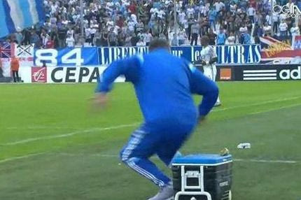 Κάθισε σε ζεστό καφέ ο Μπιέλσα! (VIDEO)