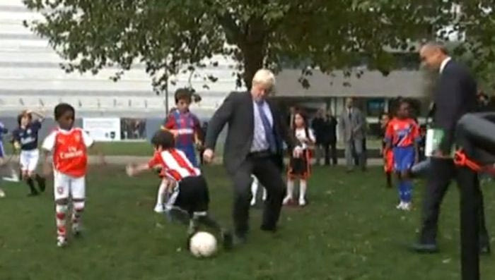 “Γκρέμισε” 9χρονο ο δήμαρχος του Λονδίνου (VIDEO)