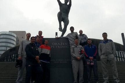 Η ΤΣΣΚΑ στο άγαλμα του Πέτροβιτς (PHOTO)