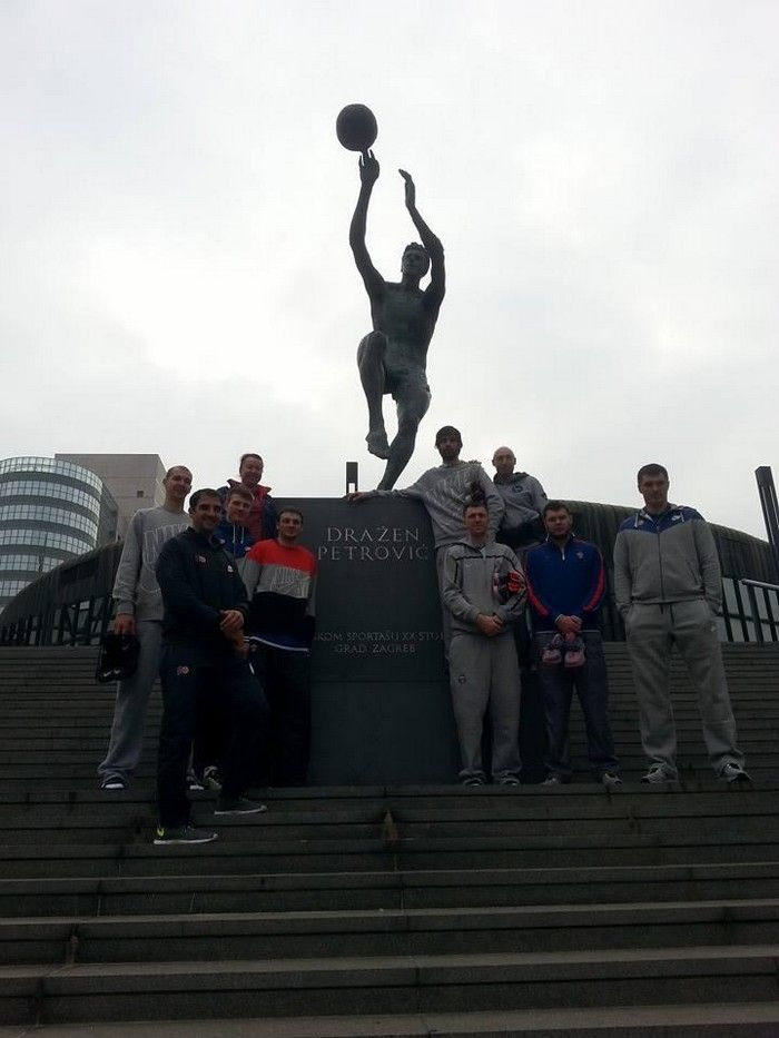 Η ΤΣΣΚΑ στο άγαλμα του Πέτροβιτς (PHOTO)