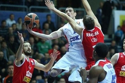 Απέδρασε με νίκη η ΤΣΣΚΑ, μεγάλο διπλό της Μιλάνο στο Μόναχο, άνετα η Μπαρτσελόνα