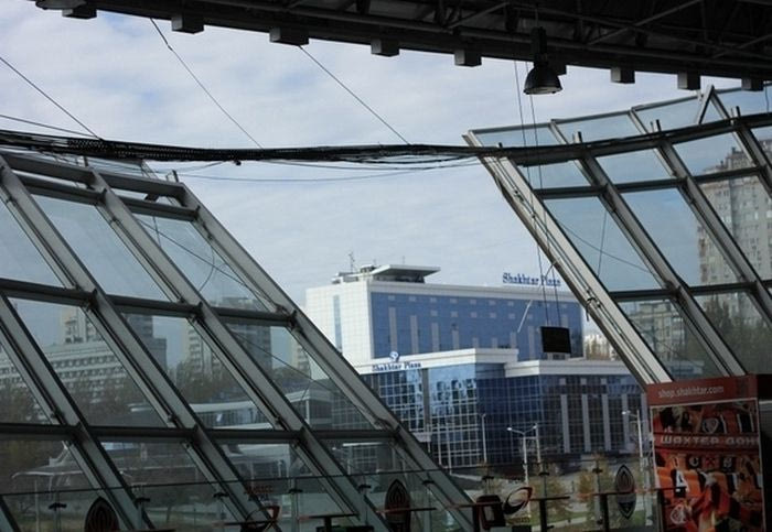 Σώθηκε από θαύμα όταν κατέρρευσε εξέδρα! (VIDEO)