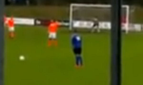 Απίστευτη εκτέλεση φάουλ με ραμπόνα (VIDEO)