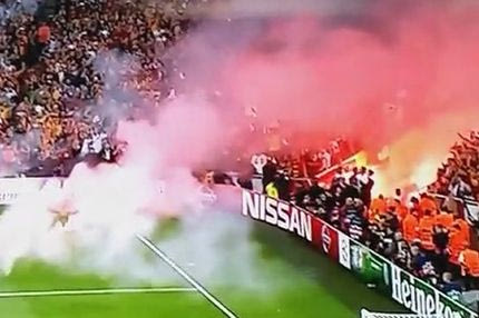 Μικρή διακοπή λόγω ρίψης καπνογόνων στο “Έμιρεϊτς” (VIDEO)