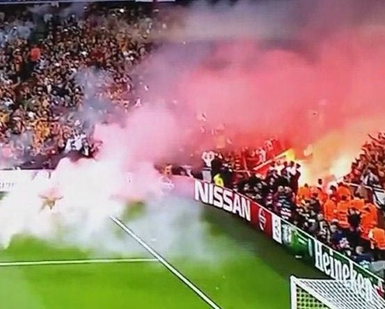 Μικρή διακοπή λόγω ρίψης καπνογόνων στο “Έμιρεϊτς” (VIDEO)