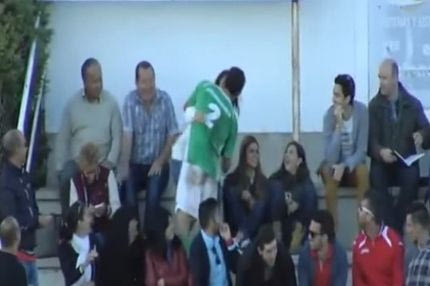 Πανηγύρισε φιλώντας την κοπέλα του (VIDEO)