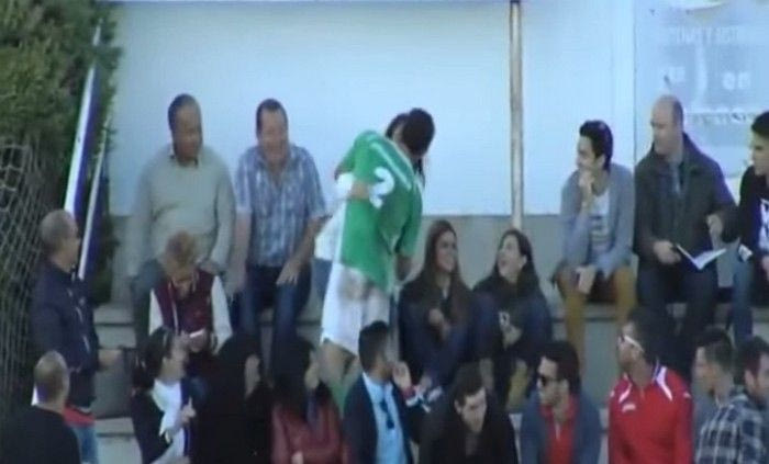 Πανηγύρισε φιλώντας την κοπέλα του (VIDEO)