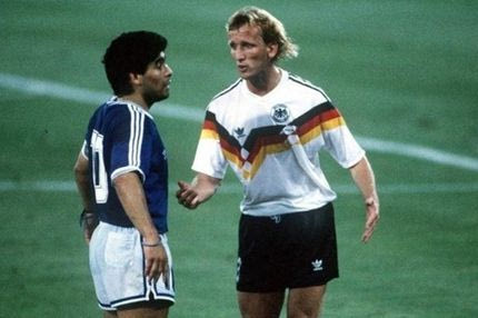 Ακόμα και τουαλέτες θα καθαρίσει ο Μπρέμε για να επιβιώσει!