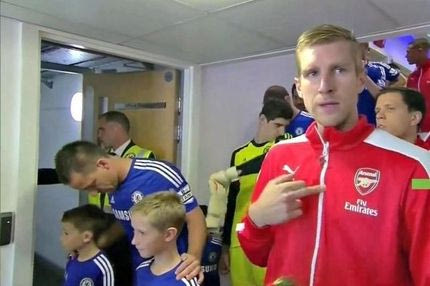 Η άσεμνη χειρονομία του Μέρτεζακερ (PHOTOS)