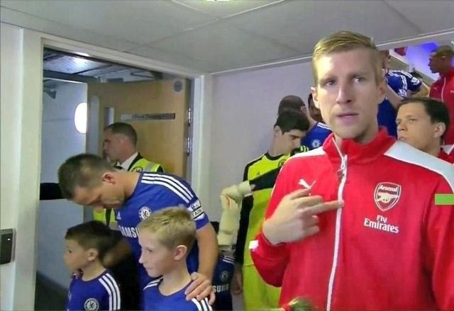 Η άσεμνη χειρονομία του Μέρτεζακερ (PHOTOS)