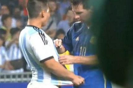 Ο Μέσι υπογράφει αυτόγραφο σε εισβολέα (VIDEO)