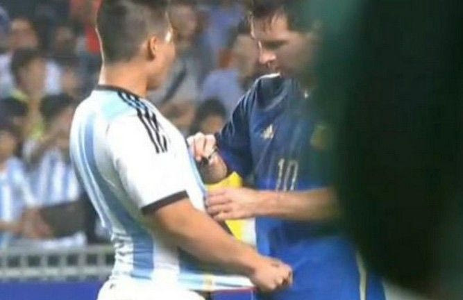 Ο Μέσι υπογράφει αυτόγραφο σε εισβολέα (VIDEO)