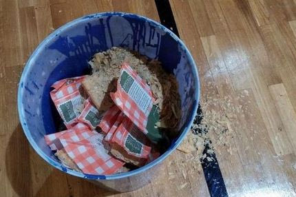 Απάντησαν με 100 μπουγάτσες στο παρκέ!