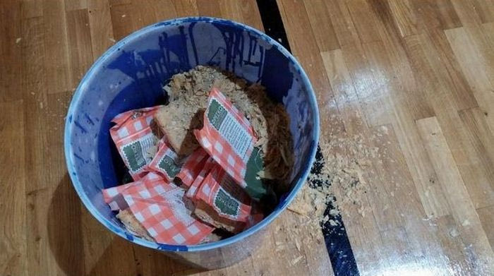 Απάντησαν με 100 μπουγάτσες στο παρκέ!
