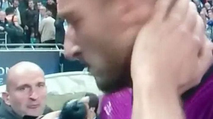 Μπουγέλωσε τον Τότι (VIDEO)