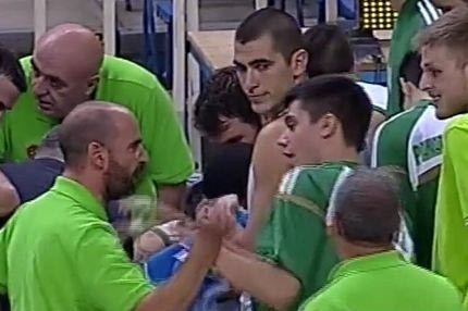 Ξινοί οι πανηγυρισμοί: Τους προσγείωσε με σφαλιάρα (VIDEO)