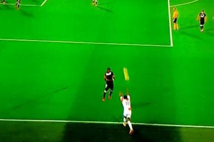 Η μπάλα κρέμασε τον γκολκίπερ μετά από πλάγιο! (VIDEO)