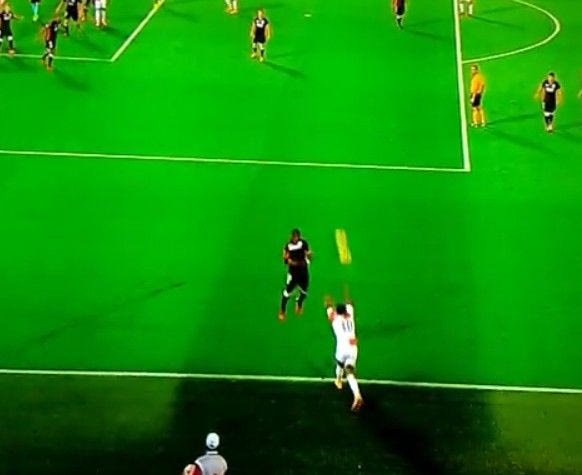 Η μπάλα κρέμασε τον γκολκίπερ μετά από πλάγιο! (VIDEO)