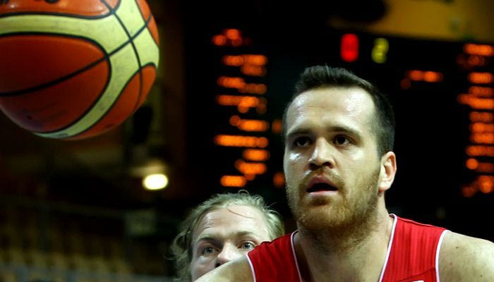 Τρίποντο από το… σπίτι του ο Σαβάς (video)