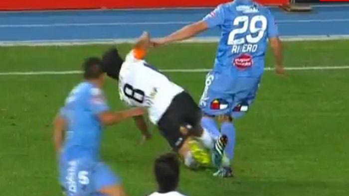 Τάκλιν για… φυλακή στη Χιλή (VIDEO)