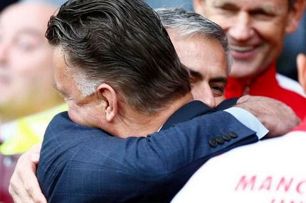 H αγκαλιά Μουρίνιο-Φαν Χάαλ (VIDEO)