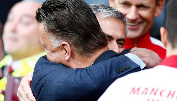 H αγκαλιά Μουρίνιο-Φαν Χάαλ (VIDEO)