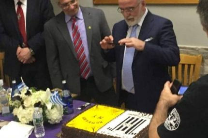 Η παρέα του Σαββίδη στη Νέα Υόρκη και η τούρτα έκπληξη