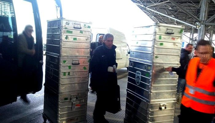 Η αναχώρηση: Το κομπολόι του Τζαβέλλα και το μπαταρισμένο χέρι του Αγγελου