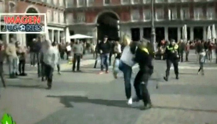 Τον συνέλαβαν επειδή έπαιζε μπάλα σε πλατεία (VIDEO)