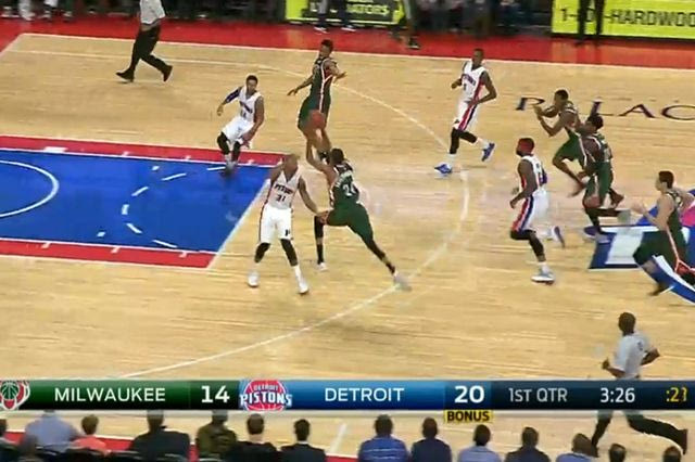 Απίστευτο καλάθι από τον Αντετοκούνμπο (VIDEO)