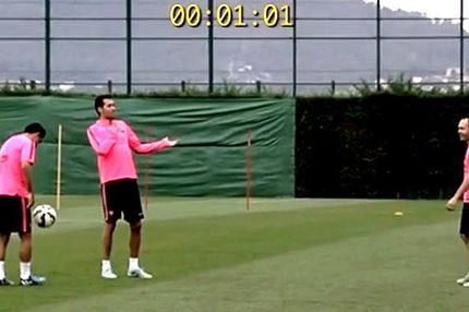 Μπουσκέτς-Ινιέστα-Τσάβι κάνουν την μπάλα να προσκυνήσει (VIDEO)