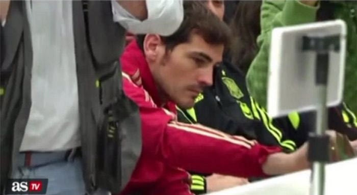 Έκλεψε το κινητό φωτογράφου ο Κασίγιας (VIDEO)