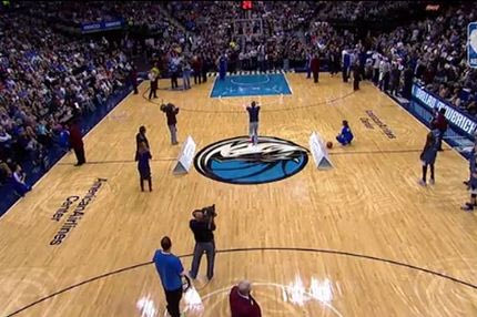 Πανηγύρισε με τους παίκτες των Μάβερικς τη νίκη στον διαγωνισμό (VIDEO)